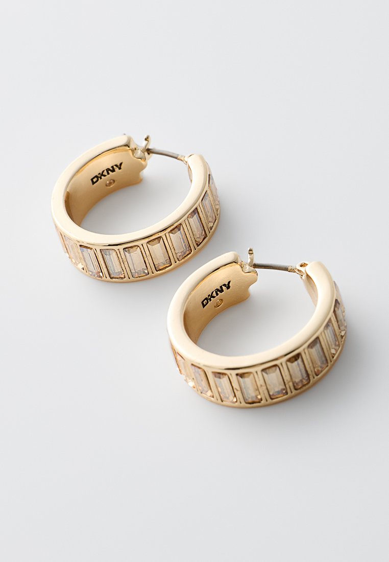 Goldene Creolen mit rechteckigem Kristallakzent am Rand, polierte Oberfläche und einem klappbaren Verschluss für sicheren Halt.