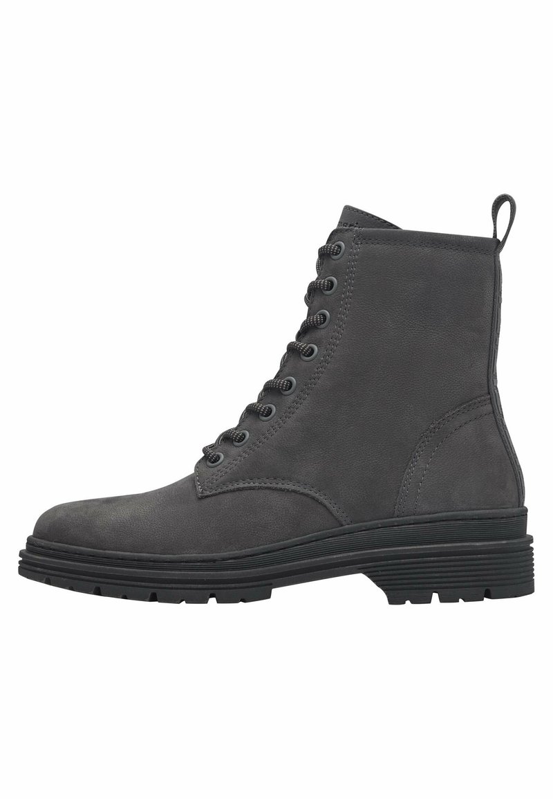 Stivale alla caviglia grigio con finitura in suede liscia, punta rotonda e suola in gomma nera. Presenta passanti in metallo e una linguetta per una facile indossatura.