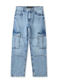 Pantaloni cargo in denim azzurro chiaro con numerose tasche grandi, taglio dritto, macchie sbiadite e dettagli di cucitura a contrasto.