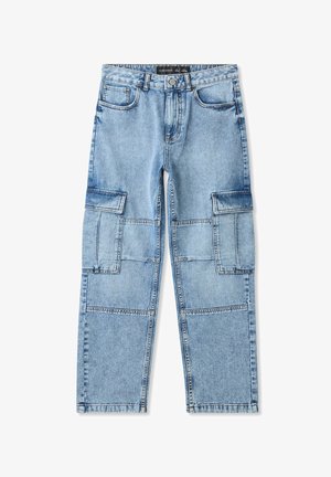 Pantaloni cargo in denim azzurro chiaro con numerose tasche grandi, taglio dritto, macchie sbiadite e dettagli di cucitura a contrasto.