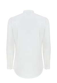 Biała koszula z długim rękawem i kołnierzykiem, z delikatnym czarnym wzorem w kropki oraz wyprofilowanym dołem. Gładka tekstura. Wyświetlony widok z tyłu.