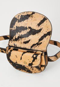 Piccolo borsa a tracolla realizzata in materiale maculato di colore marrone chiaro e nero. Presenta una chiusura a pattina e una tracolla removibile.