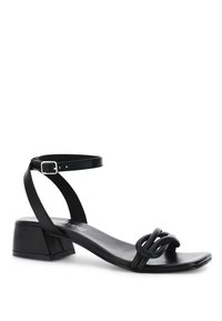 Sandal in pelle nera con cinturino annodato e fibbia alla caviglia. Presenta un tacco basso e una superficie liscia. Design con punta aperta.