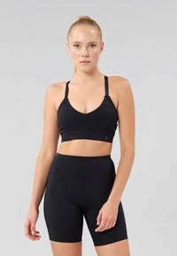 Even&Odd active ESSENTIAL MEDIUM SUPPORT SPORTS BRA WITH ADJUSTABLE CROSS BACK - Αθλητικό σουτιέν μεσαίας στήριξης - black
