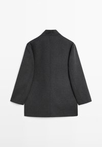 Cappotto grigio in lana con una silhouette dritta, colletto alto e maniche lunghe. Tessuto liscio con linee pulite e senza chiusure o decorazioni visibili.