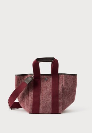 Borsa a tracolla color bordeaux realizzata in tessuto texture, dotata di spallacci larghi, una base resistente e un bordo di contrasto nero lungo la parte superiore.