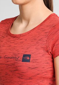 The North Face T-shirt med print - mottled red