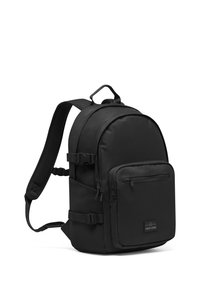 Fekete hátizsák texturált anyagból, párnázott vállpántokkal, elülső cipzáras zsebbel és állítható oldalszíjakkal. A tetején egy fogantyú található a hordozáshoz.
