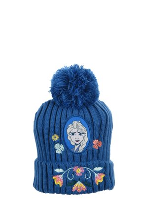 Blauer Strickmütze mit einem großen Pompon oben, auf dem ein gesticktes Bild einer Figur und verschiedene Blumenmuster in verschiedenen Farben zu sehen sind.