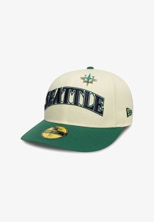 Cremfarbener Baseballcap mit grünem Schirm, der auf der Vorderseite "SEATTLE" in dunkelblauer Stickerei und ein metallisches Stern-Logo zeigt.