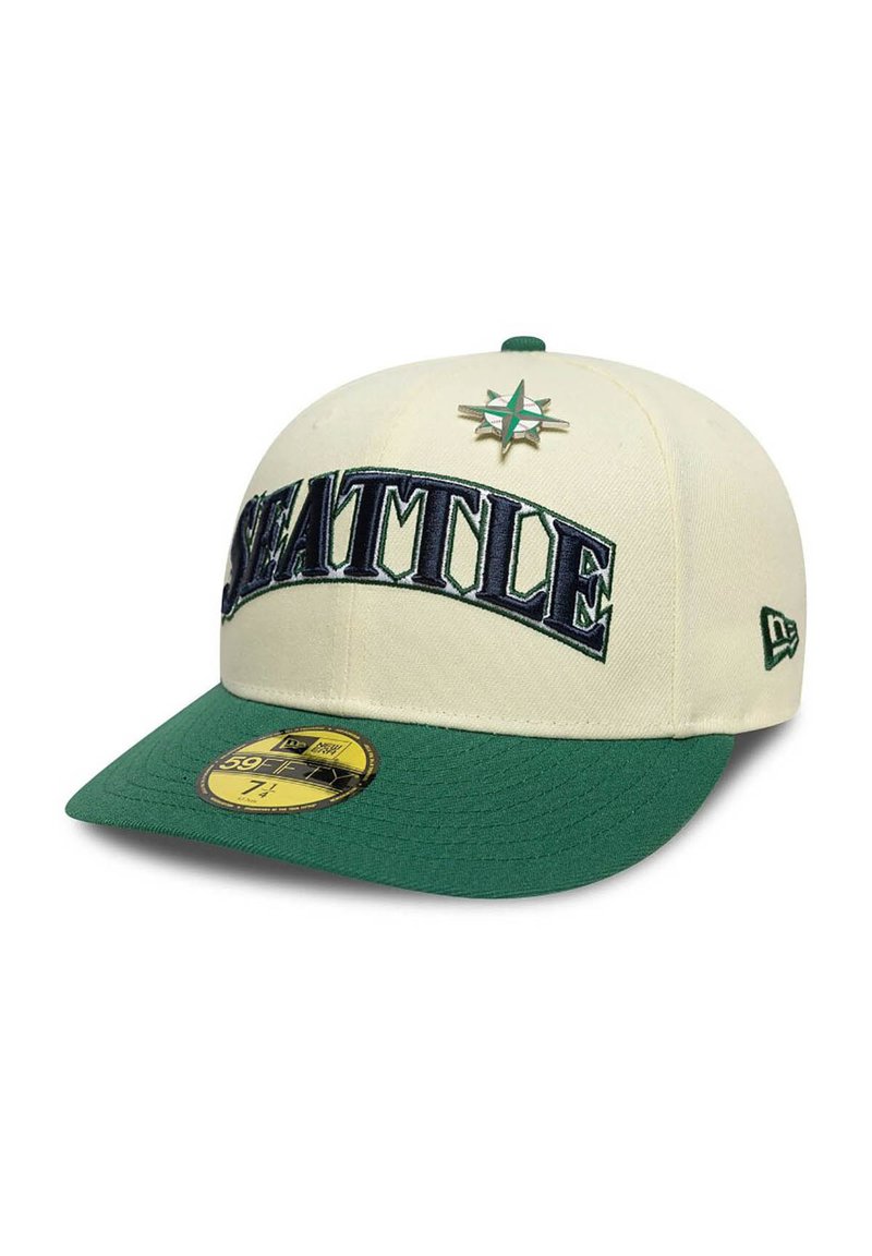 Gorra de béisbol crema con visera verde, presenta bordado "SEATTLE" en azul oscuro y un logo de estrella metálico en la parte delantera.