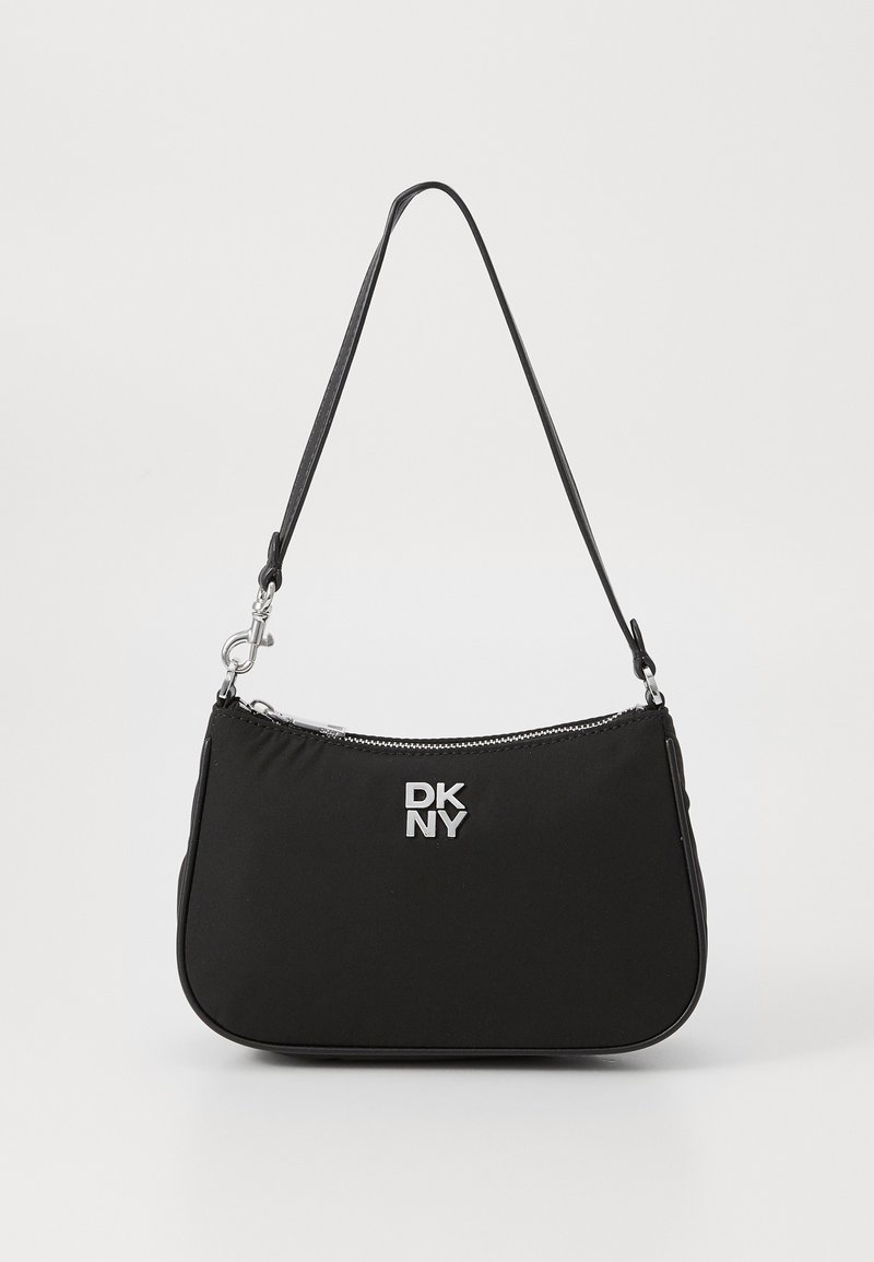 Borsa a mano nera in nylon con forma curvata, chiusura a zip e una sola tracolla regolabile. Presenta logo e dettagli hardware in argento.