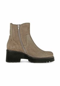 Suède enkellaars in taupe met een zijrits, gestructureerd oppervlak, chunky zwarte rubberen zool en lage blokhak.
