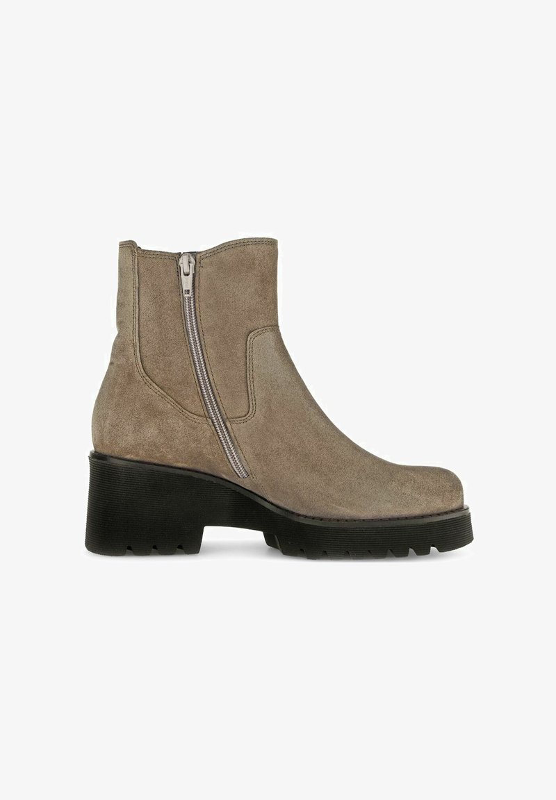 Suède enkellaars in taupe met een zijrits, gestructureerd oppervlak, chunky zwarte rubberen zool en lage blokhak.