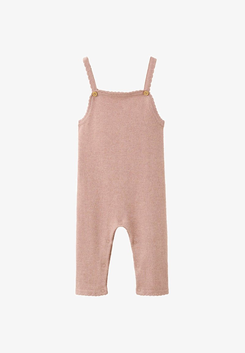 Barboteuse en maille rose clair avec bretelles, boutons aux épaules et pressions le long des jambes intérieures pour un change de couche facile.
