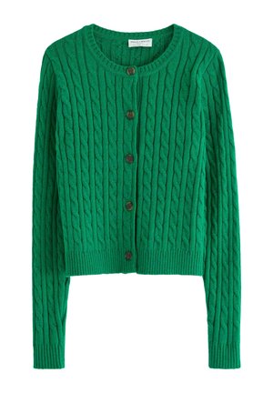 Grønn kabelstrikket cardigan med rund hals og fem mørke knapper foran, lange ermer, og ribbestrikkede mansjetter og hem.