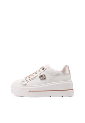 Sneaker piattaforma bianca con lacci beige, dettagli in oro rosa metallico e un logo decorativo "H" argento sul lato.