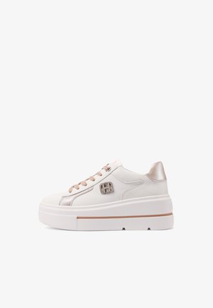 Sneaker piattaforma bianca con lacci beige, dettagli in oro rosa metallico e un logo decorativo "H" argento sul lato.