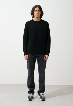 Stickad tröja - black