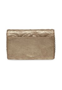 Portafoglio in oro metallico con superficie texturizzata, bordo superiore trapuntato e logo impresso. Presenta una forma rettangolare elegante e una finitura liscia.