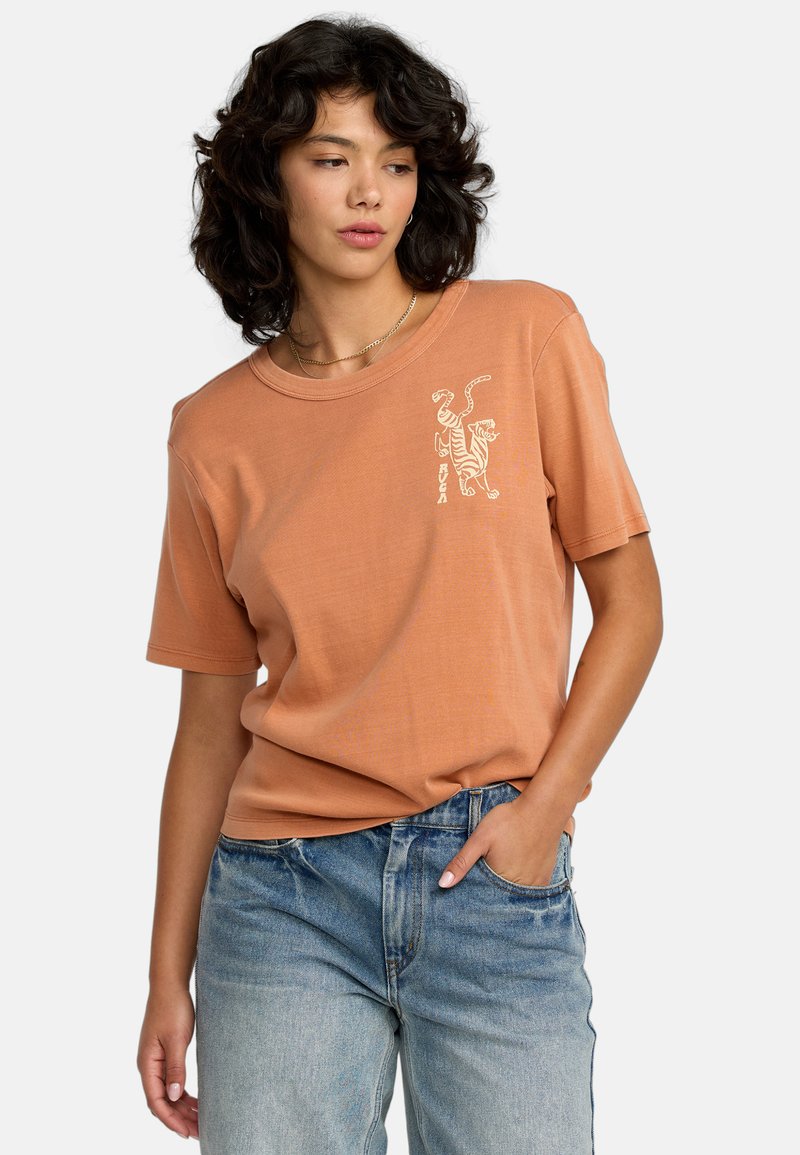 Korte mouwen, roestkleurig t-shirt van zacht katoen, met een ontwerp van een witte tijger op de linkerborst. Casual pasvorm, ronde halslijn.