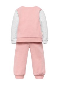 Chándal de algodón en rosa y gris que incluye una sudadera con mangas grises y pantalones a juego, ambos con puños y cintura acanalados.
