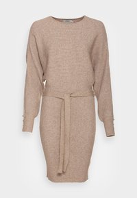 Robe en maille beige côtelée avec manches longues et ceinture à nouer, ornée de boutons aux poignets. Texture lisse et douce.