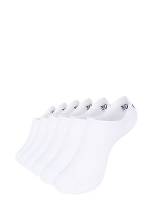 Sechs Paar schlichte weiße flache No-Show-Socken in einer Reihe auf weißem Hintergrund angeordnet.