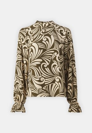 Blusa verde e creme com um padrão floral em espiral; apresenta um decote alto e punhos franzidos, feita de um tecido suave.