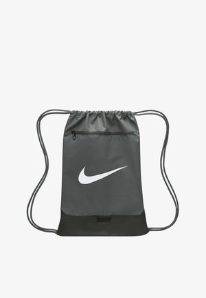 Saņemamais mugursoma ar saites vērtnēm tumši pelēkā krāsā, izgatavota no auduma. Ekrānā ir redzams balts Nike logo, kā arī neliela rāvējslēdzēja kabata un kontrastējoša melna apakšpaneļa.