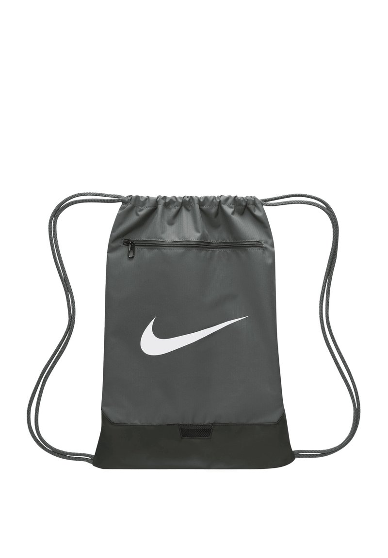 Ruksak s povlačenjem u tamno sivoj boji, izrađen od tkanine. Sadrži bijeli Nike logo, mali zip džep i kontrastni donji panel u crnoj boji.
