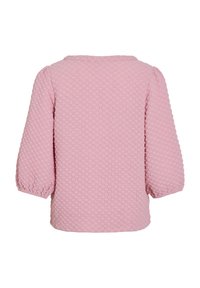 Rosa texturerad stickad tröja med trekvarts puffärmar och en bred, rak halsringning, visad bakifrån.