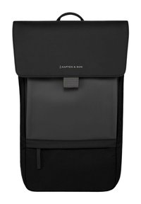 Musta reppu, jossa on läppäkiinnitys, teksturoitu etuosuus ja logo. Sisältää pääosaston ja etupuolen vetoketjullisen taskun. Sileä materiaali ja minimalistinen muotoilu.