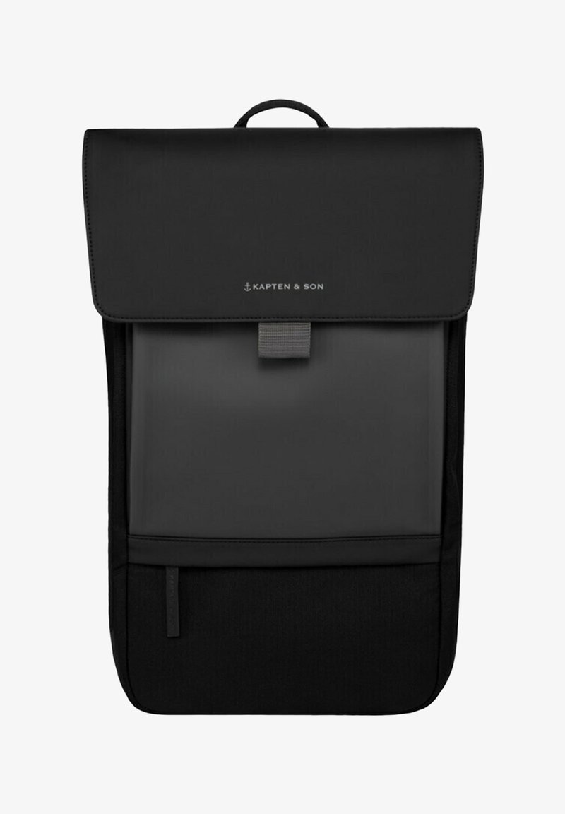 Musta reppu, jossa on läppäkiinnitys, teksturoitu etuosuus ja logo. Sisältää pääosaston ja etupuolen vetoketjullisen taskun. Sileä materiaali ja minimalistinen muotoilu.