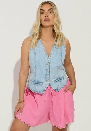 Gilet en denim bleu clair avec un col en V, cinq boutons et deux poches avant ; associé à un short rose avec un ourlet festonné.