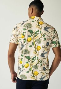 Next STANDARD - Polotričko - neutral floral