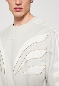 adidas Originals TEE - Μπλουζάκι με στάμπα - grey one