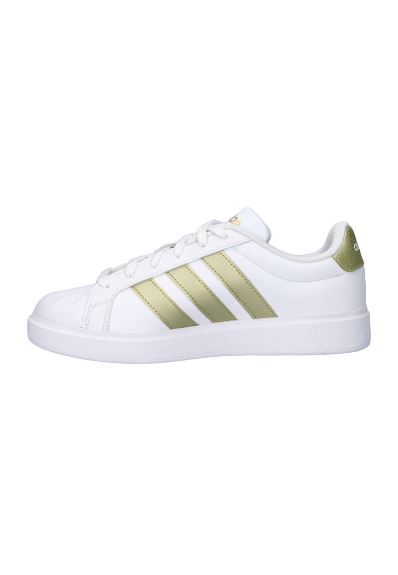 Baskets blanches avec trois bandes verticales dorées, bout arrondi, semelle plate et lacets blancs. Matière en cuir lisse. Logo doré sur la languette.