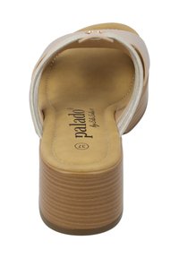 Beige Plattform-Sandel mit einem metallischen Riemen, strukturierter Ferse und gepolsterter Innensohle. Merkmale sind das "Palado"-Logo und eine gerippte Holzoptik.