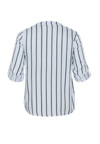 Blouse bleu clair à rayures verticales noires, avec une coupe décontractée, des manches retroussables et un ourlet arrondi à l'arrière.