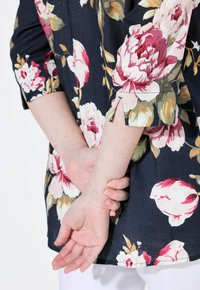 Ulla Popken FLORAL 3/4 SLEEVE SPLIT NECK  - Bluse - marine