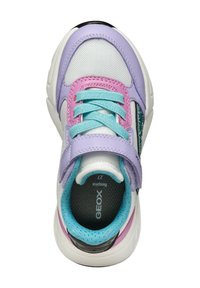 Le sneakers presentano una tomaia in rete bianca, accenti viola e rosa, lacci turchesi e una suola nera. Il design include una fascia con chiusura a strappo.