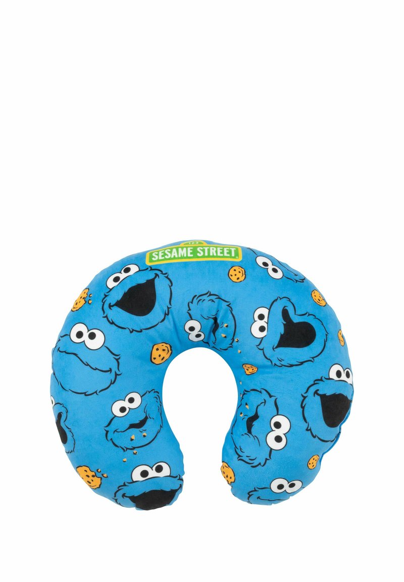 Cuscino per il collo a forma di U blu con facce di Cookie Monster e dettagli a tema biscotto, con una texture morbida e bordi arrotondati. Inclusa la marca SESAME STREET.