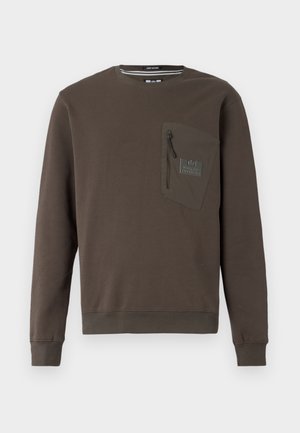 Sweatshirt marron avec un col rond, des manches longues et une poche zippée sur la poitrine. Il possède un patch texturé et des bords-côtes au bas et aux poignets.