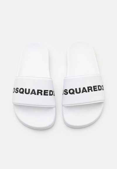 Vita glidande sandaler med en texturerad sula, som har en svart "DSQUARED2"-logotyp över det släta remmen. Minimalistisk design och lättviktsmaterial.