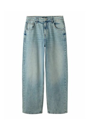 Jean bleu clair à jambes larges avec poches avant, passants de ceinture et fermeture par bouton, présenté sur fond blanc.