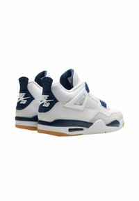 Zapatillas Nike SB en blanco y marino con parte superior de malla y cuero, que cuentan con una unidad Air visible y una suela de goma con detalles en color goma.