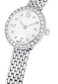 Silberne Uhr mit einem runden, strukturierten Zifferblatt, umgeben von kreisförmigen Kristallen. Sie verfügt über ein Metallgliederarmband und schlichte metallische Stundenmarkierungen.