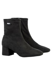 Botas de tobillo de ante negro con punta afilada y tacones de bloque. Incluyen un diseño cosido y una pequeña placa de logo en el costado.