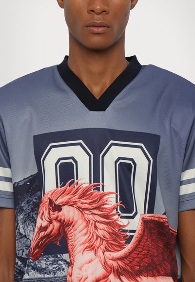 Dhruv Kapoor UNICORN RUGBY TEE UNISEX - Trükipildiga T-särk - multi